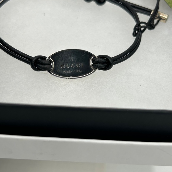 Gucci, black leather cord bracelet with sterling silver logo engraved plaque - Picture 3 of 11